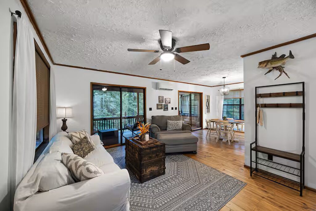 Photo of Livingroom in Morris Chapel