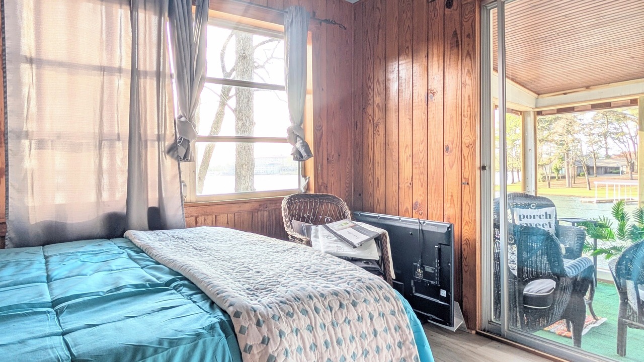 Photo of Bedroom in Lake Hamilton
