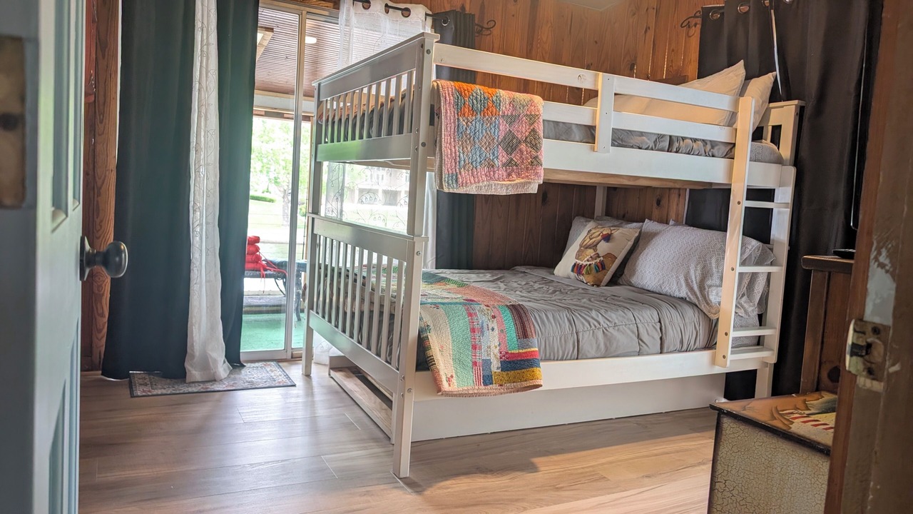 Photo of Bedroom in Lake Hamilton