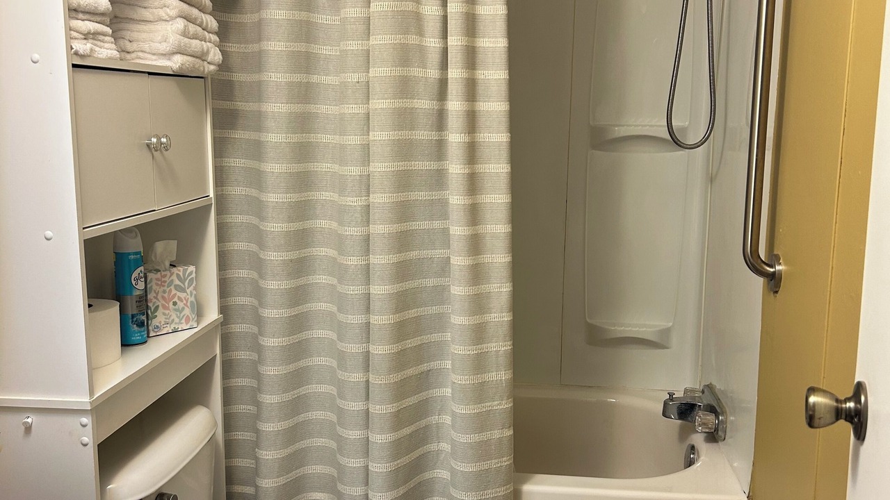 Photo of Bathroom in Daisy
