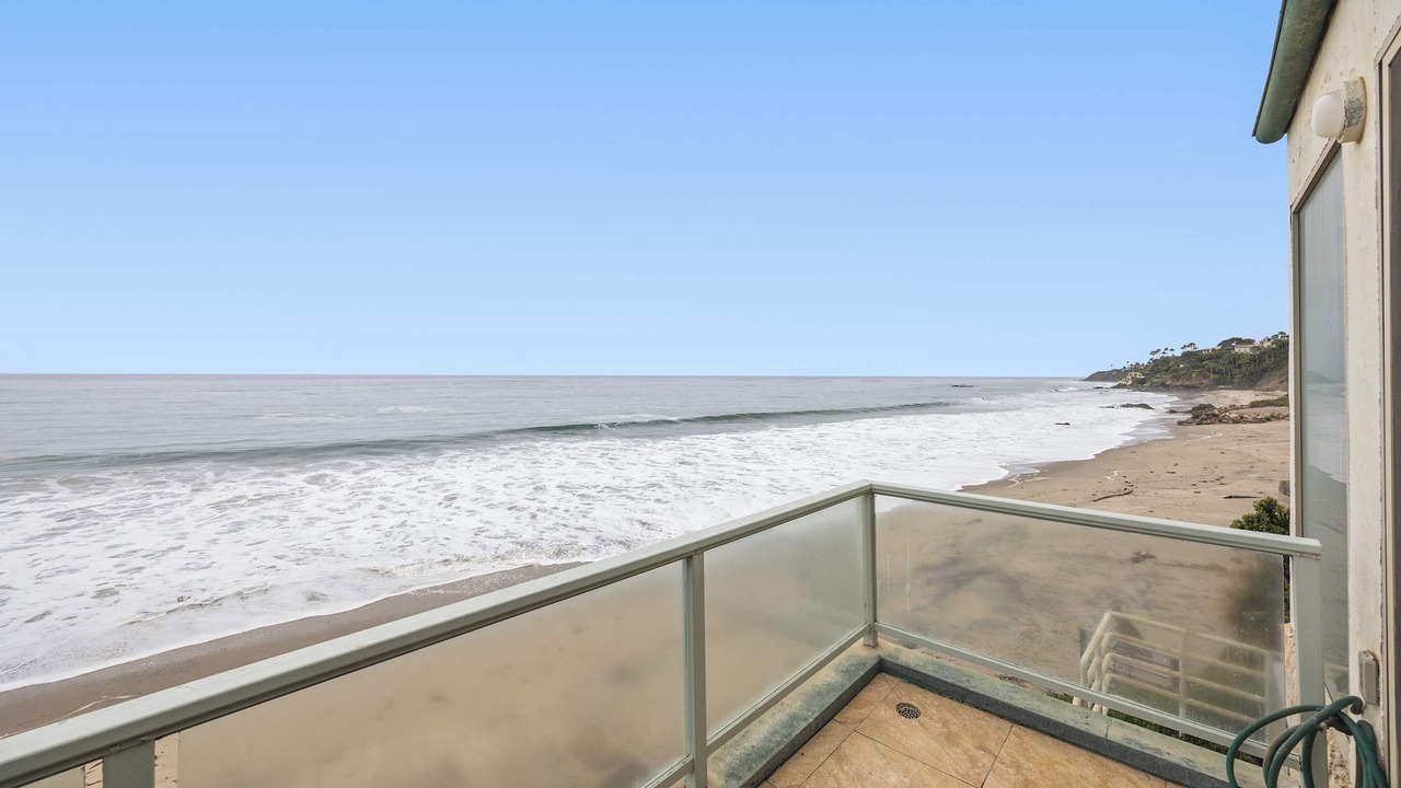 Photo of Livingroom in Western Malibu