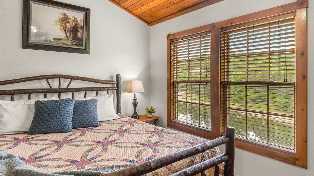 Photo of Bedroom in Reeds Spring