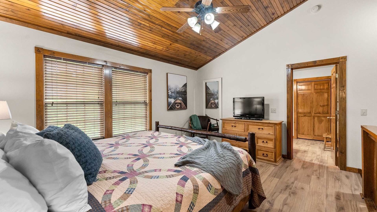 Photo of Bedroom in Reeds Spring