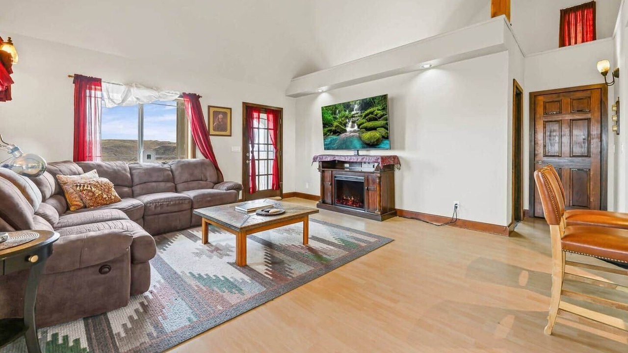 Photo of Livingroom in Tollgate Canyon