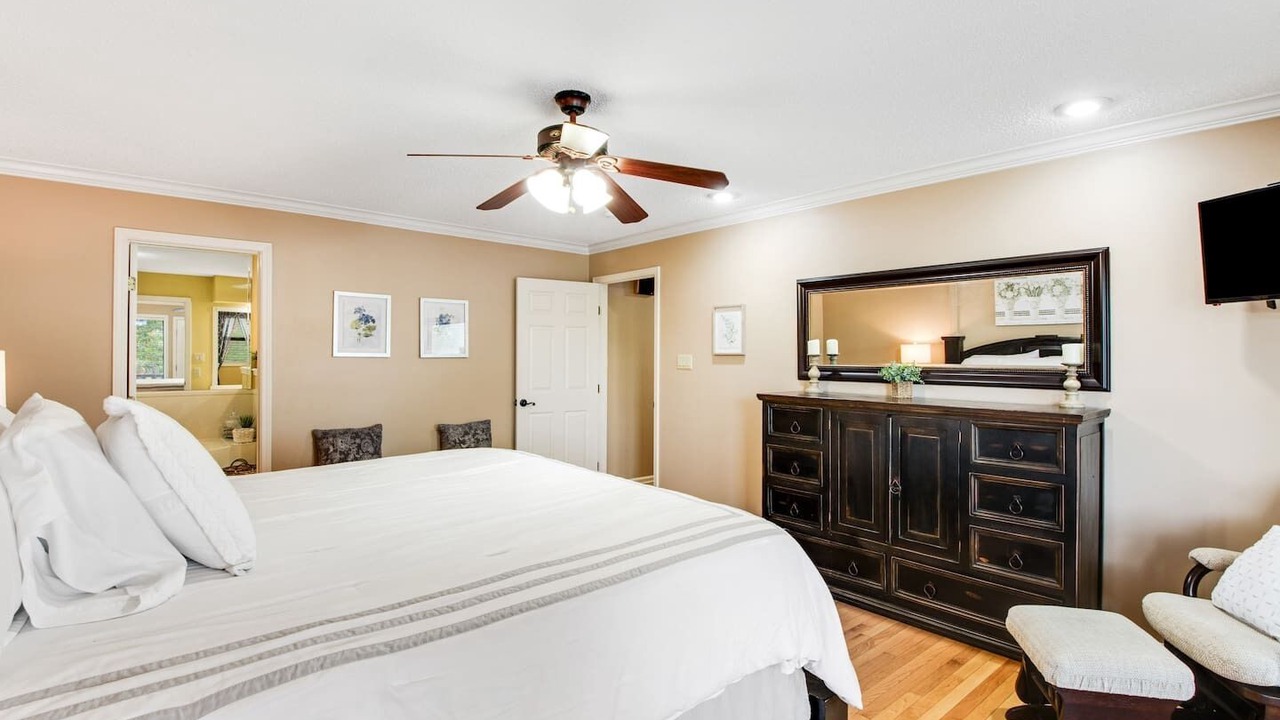 Photo of Bedroom in Mid America