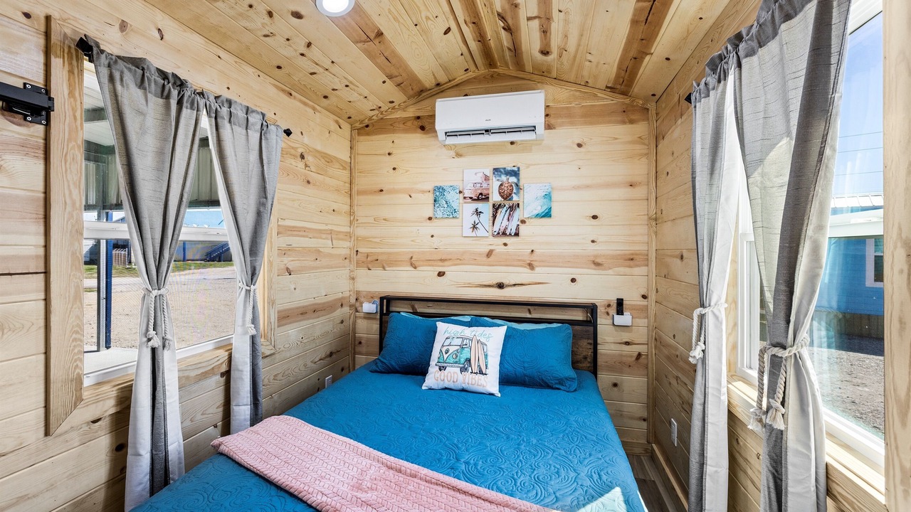Photo of Bedroom in Crystal Beach