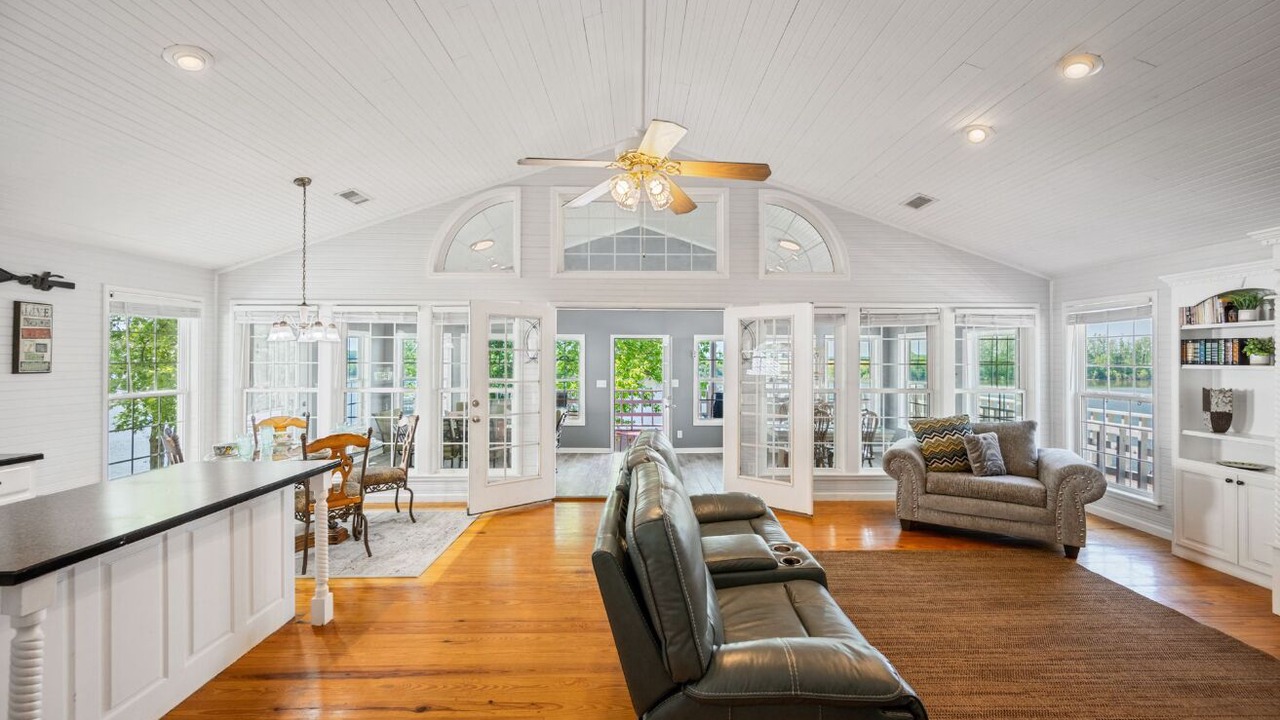 Photo of Livingroom in Morris Chapel