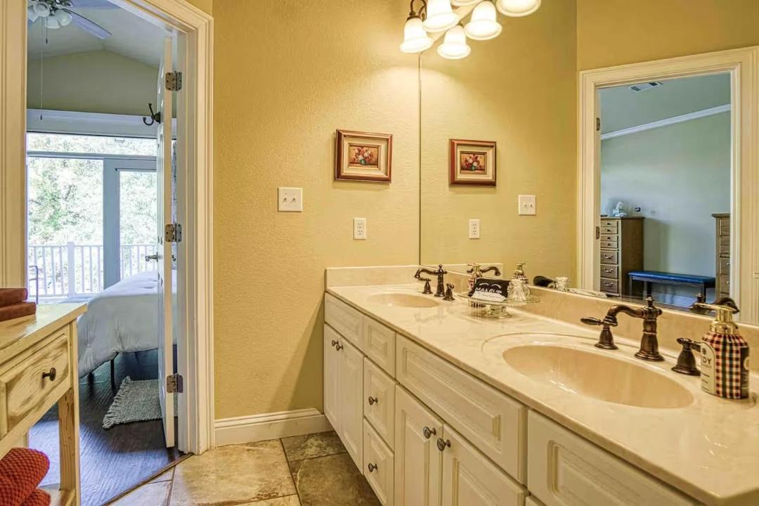 Photo of Bathroom in Lake Hamilton