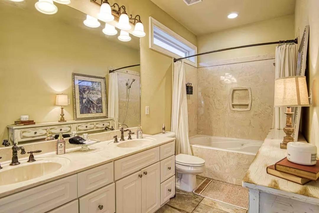 Photo of Bathroom in Lake Hamilton