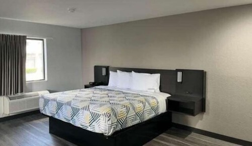 1 King Bed | Non-Smoking, Kitchen
