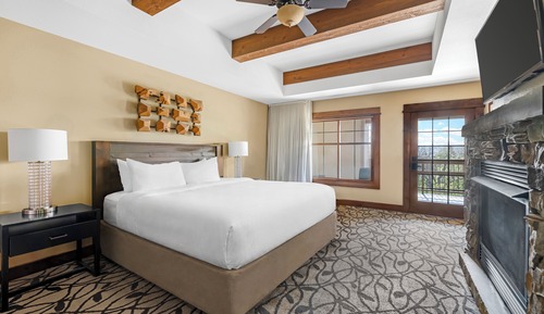 3 BEDROOM 1 KING 2 QUEEN SUITE W/SOFABED