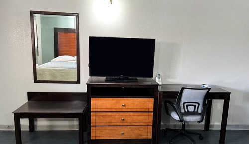 Basic Room, 1 King Bed, Non Smoking