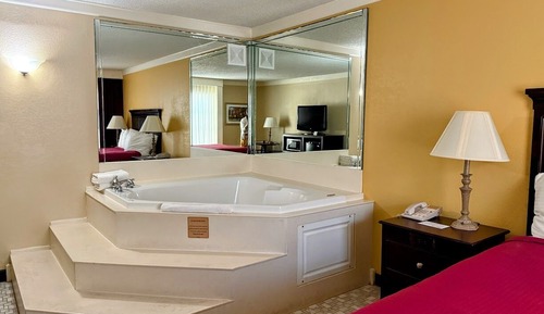 Deluxe Queen Room with Spa Bath