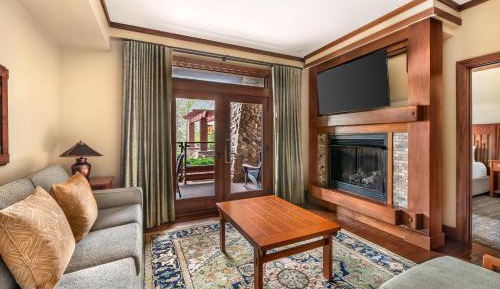 Four-Bedroom Suite with Two King Beds, Two Queen Beds and Pool View