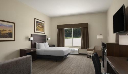Queen Room with Roll-In Shower - Mobility Access
