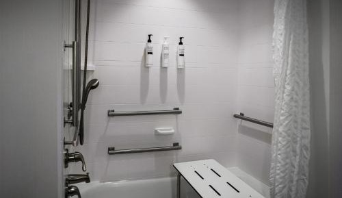King Room with Accessible Tub - Mobility Access