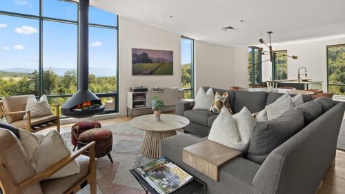 Apartment with Mountain View