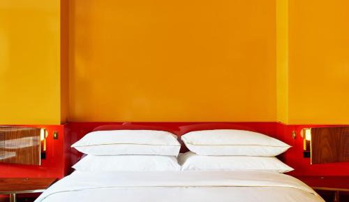 Corner Deluxe King Room
