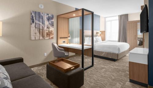 King Suite with Bathtub and Trundle Sofa - Mobility Access