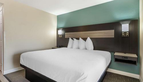King Suite with Whirlpool - Non-Smoking