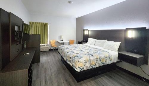 Deluxe King Room - Non-Smoking