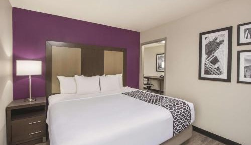 One-Bedroom King Suite - Non-Smoking