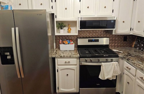 Sherwood House | Spacious 5-bedroom house with WiFi, AC, deck and gym in delightful Sherwood!