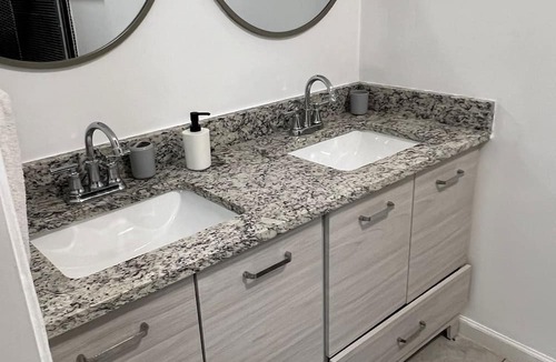 Raleigh House | Stunning Place to Stay Home Away From Home 7 BR