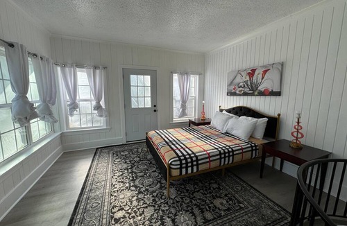 Raleigh House | Stunning Place to Stay Home Away From Home 7 BR