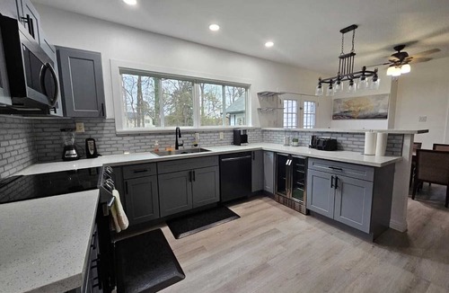 Raleigh House | Exclusive & Privacy 10-Bedroom Estate Compound with Pool and Hot Tub