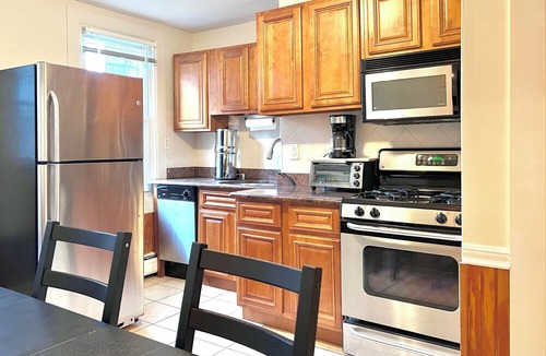 Historic Downtown Apartment | Beautiful large apartment, fast commute to NYC, Laundry, Parks!