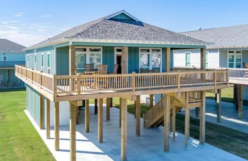 Crystal Beach House | Two Adjacent Cabins that Sleeps 18