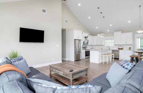 Crystal Beach House | Two Adjacent Cabins that Sleeps 18