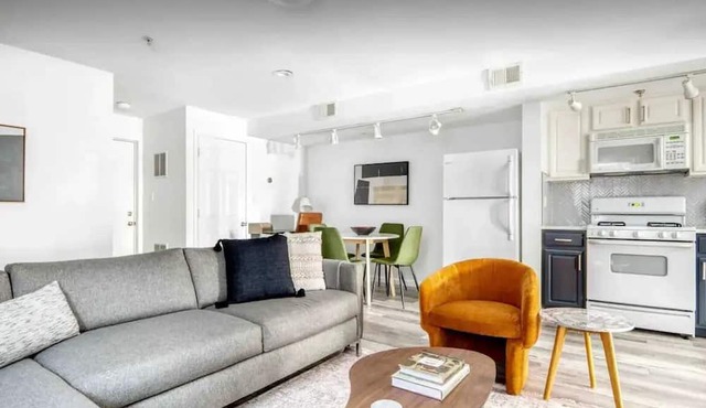 3 Apts in 1! Modern 8 BR NYC 15 min