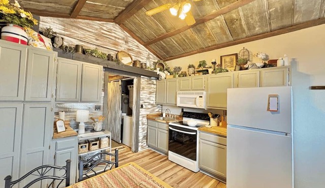 Cozy, Private Retreat - Close to the Lake - Views, Fishing, Kayaks, Games & MORE