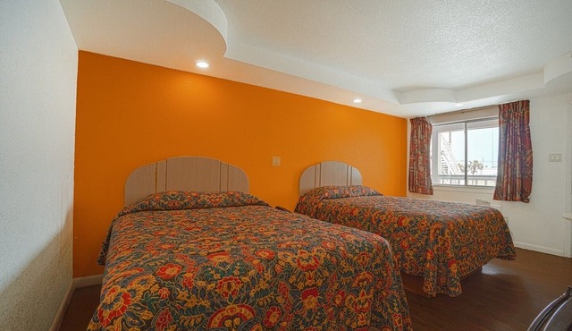 2 Full Beds with Kitchenette Smoking
